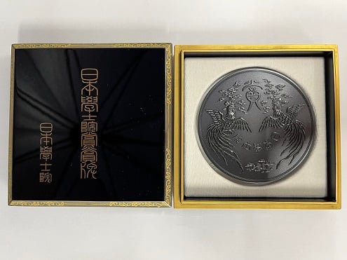 Prof. Ikuhara and Prof. Shibata receive Japan Academy Prize certificates and medals